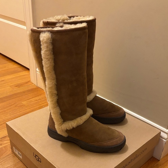 UGG Women's Tan Shearling Winter Boots - Picture 1 of 5